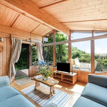 Scandinavian Style Lodge In Rock Wadebridge Exterior photo