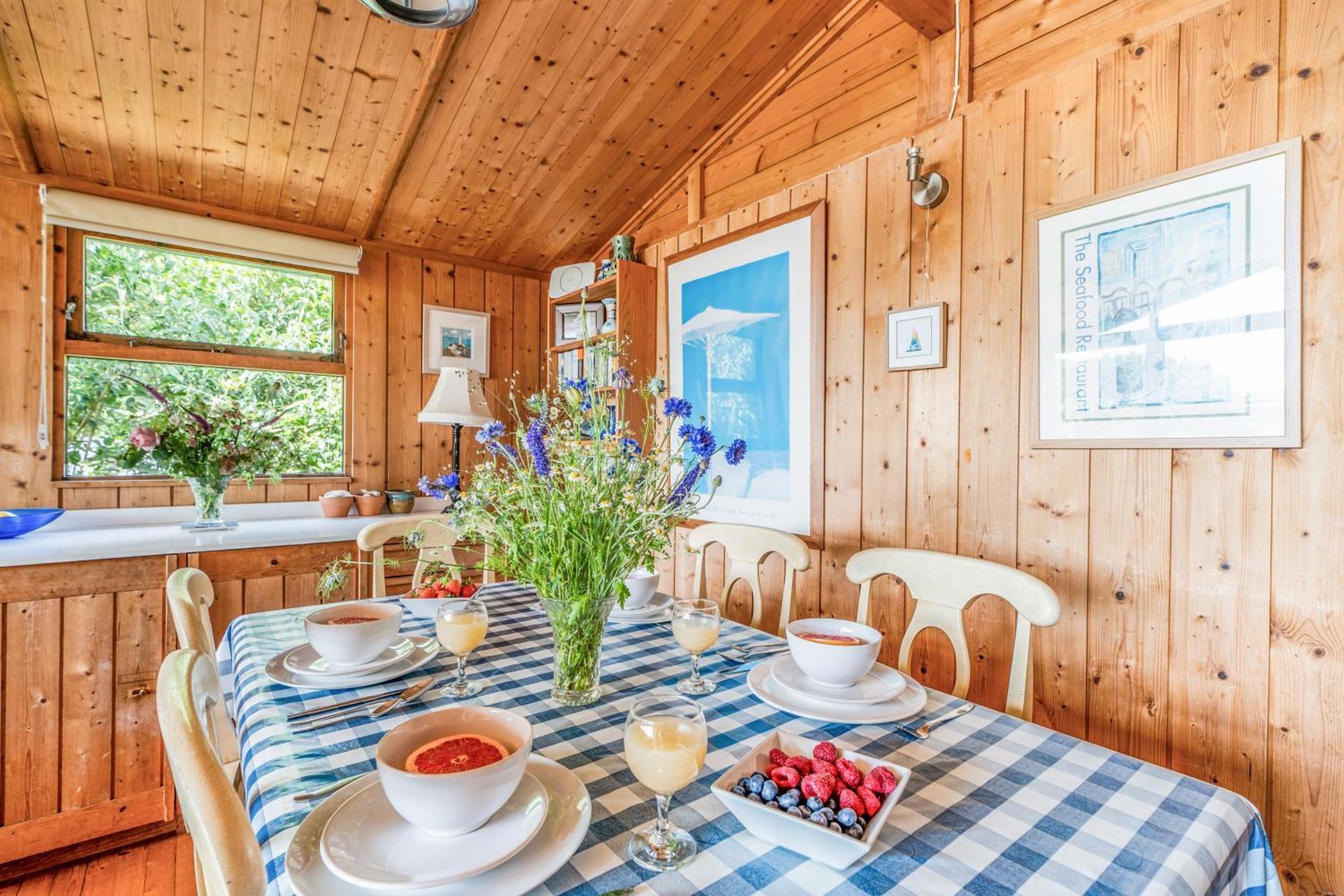 Chalet Scandinavian Style In Rock